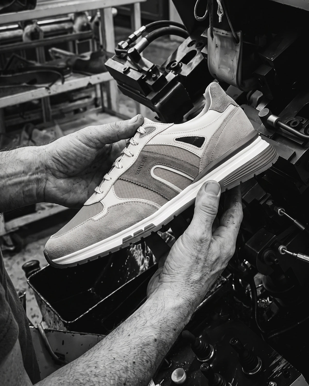 Taupe suède combi Veneto sneaker – vakmanschap, schoen vastgehouden in de werkplaats