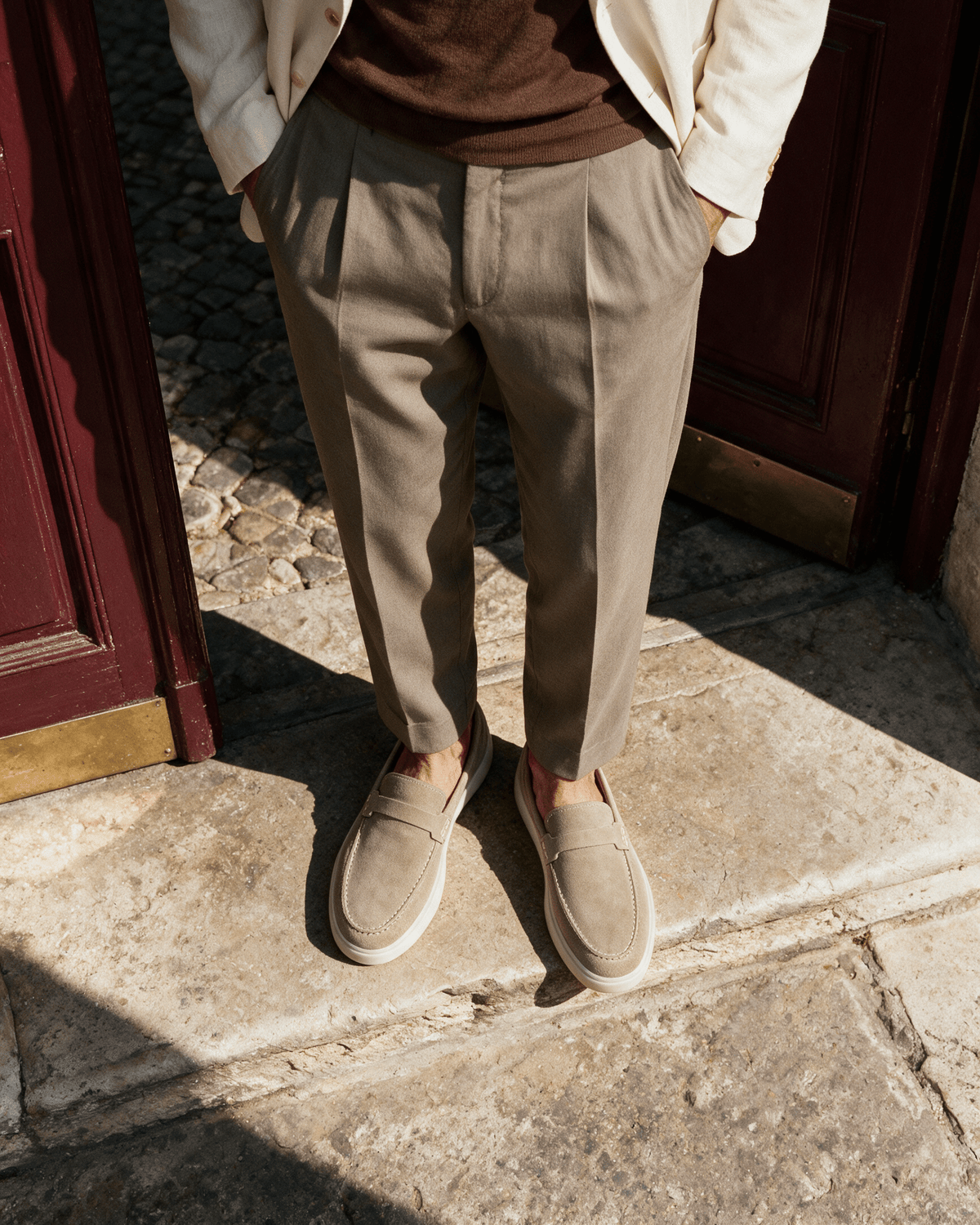 Beige suède Bari loafer – gedragen, op een drempel, van boven gezien