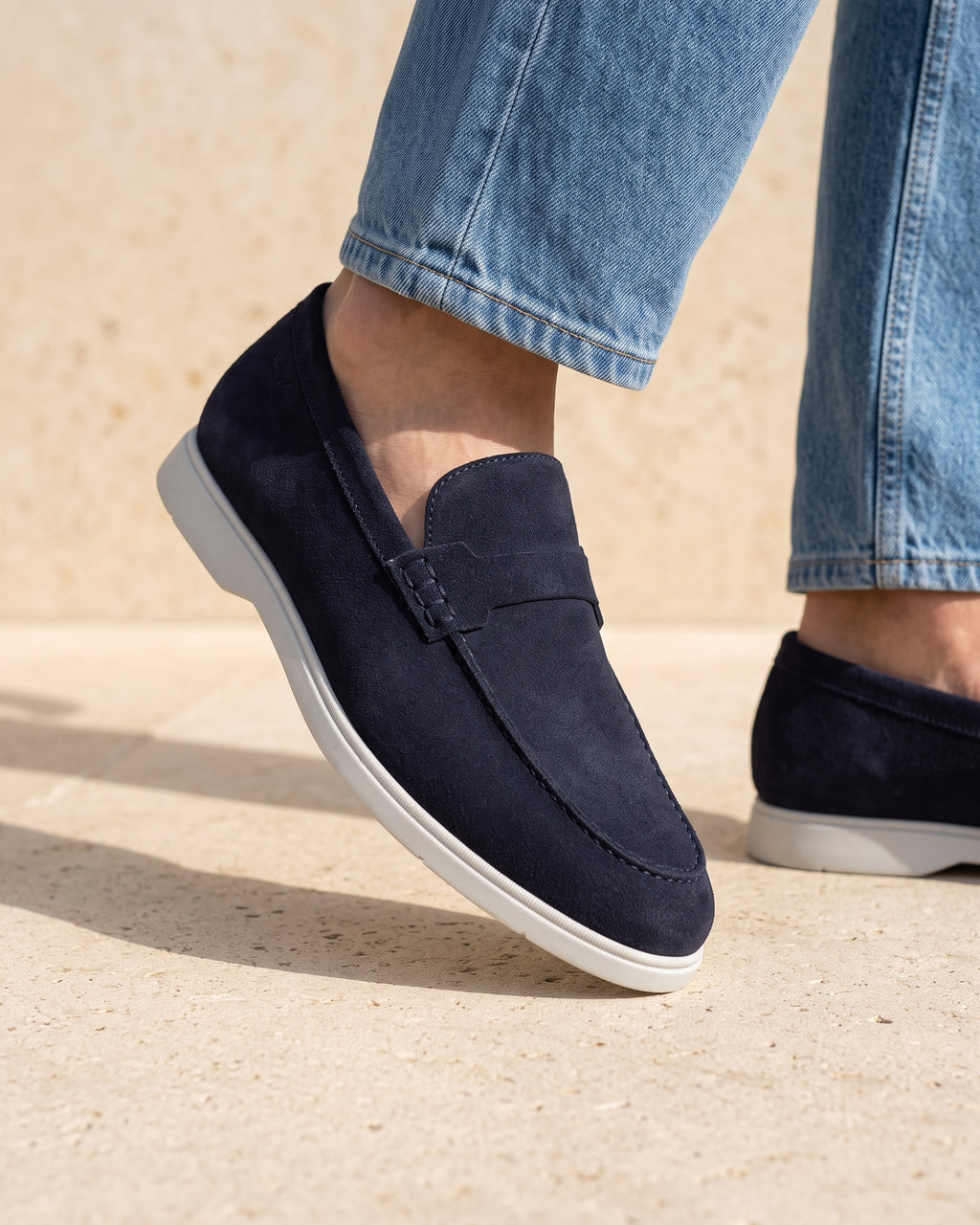 Navy blauw suède Ascona-H loafer – close-up van het paar op een kalkstenen vloer