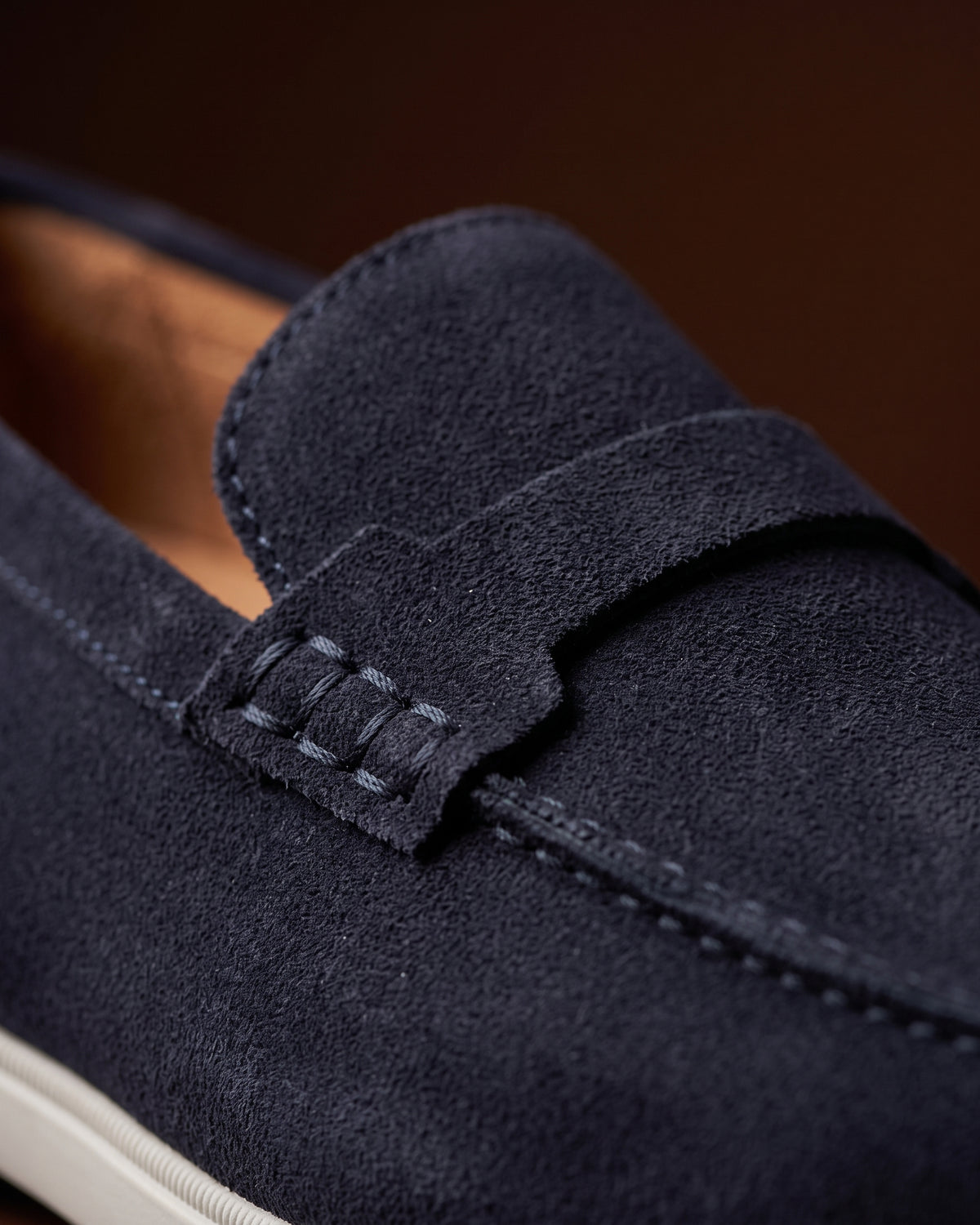 Navy blauw suède Ascona-H loafer – macro-detail van het paar