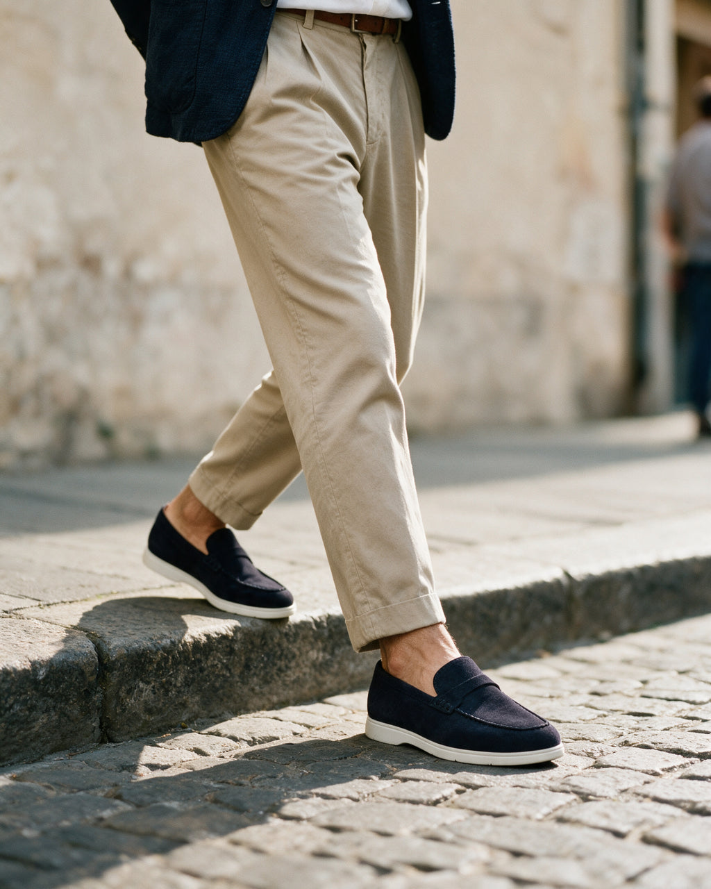 Navy blauw suède Ascona-H loafer – gedragen bij het afstappen van de stoeprand
