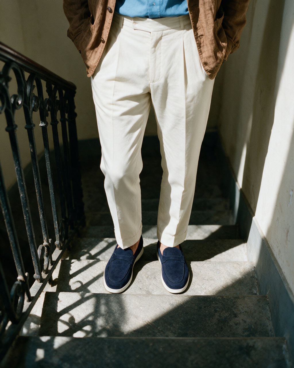 Navy blauw suède Ascona-H loafer – gedragen, kijkend langs het trappenhuis