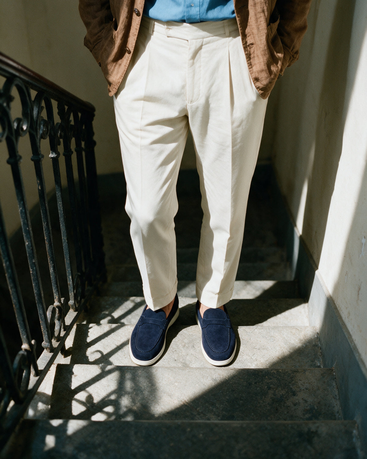 Navy blauw suède Ascona-H loafer – gedragen, kijkend langs het trappenhuis