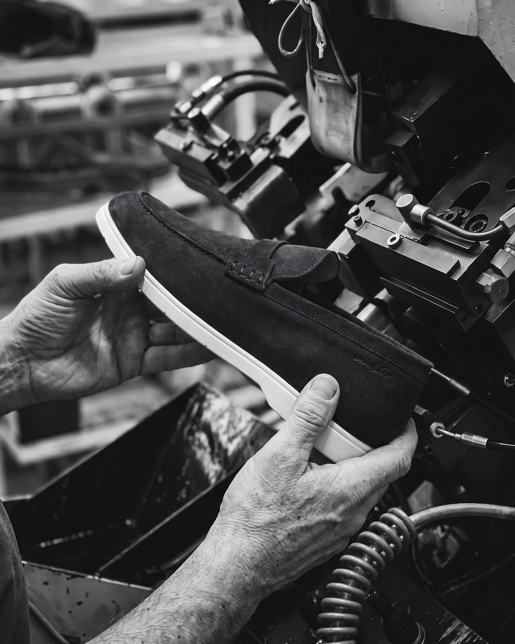 Navy blauw suède Ascona-H loafer – zwart-wit foto van het ambachtelijke productieproces