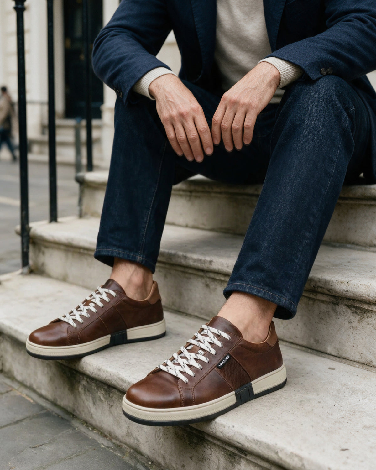Cognac gladleren Retro sneaker – gedragen, gezeten op een trap