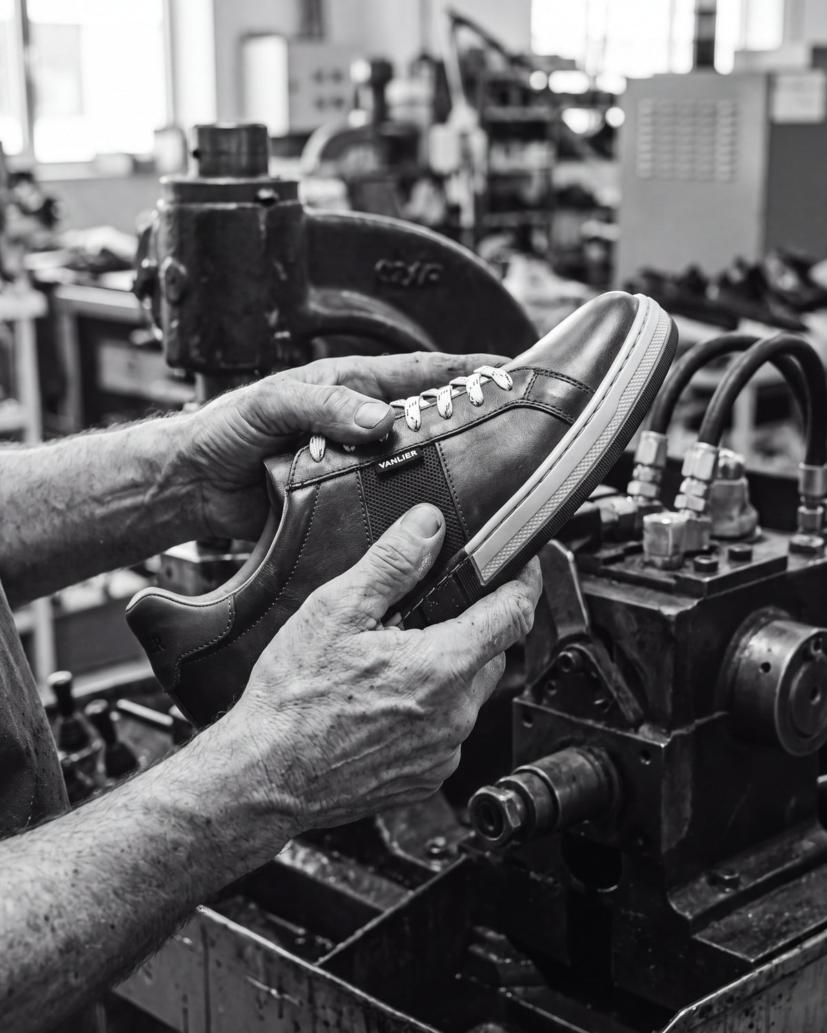 Cognac gladleren Retro sneaker – vakmanschap, het paar vastgehouden in de werkplaats
