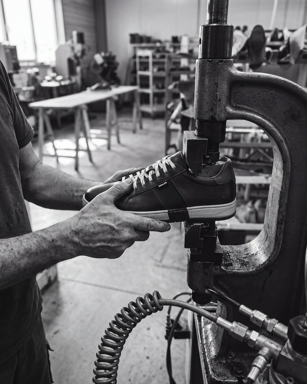 Cognac gladleren Retro sneaker – vakmanschap, het paar in de werkplaats