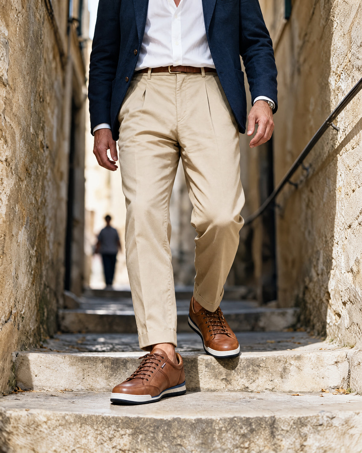 Cognac gladleren Magnus sneaker – gedragen op de smalle trap