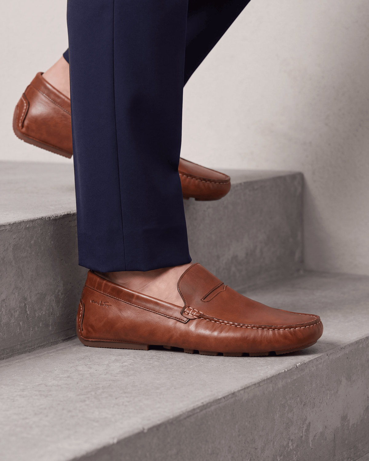 Cognac volnerf leren Mocassin – close-up van het paar op beton