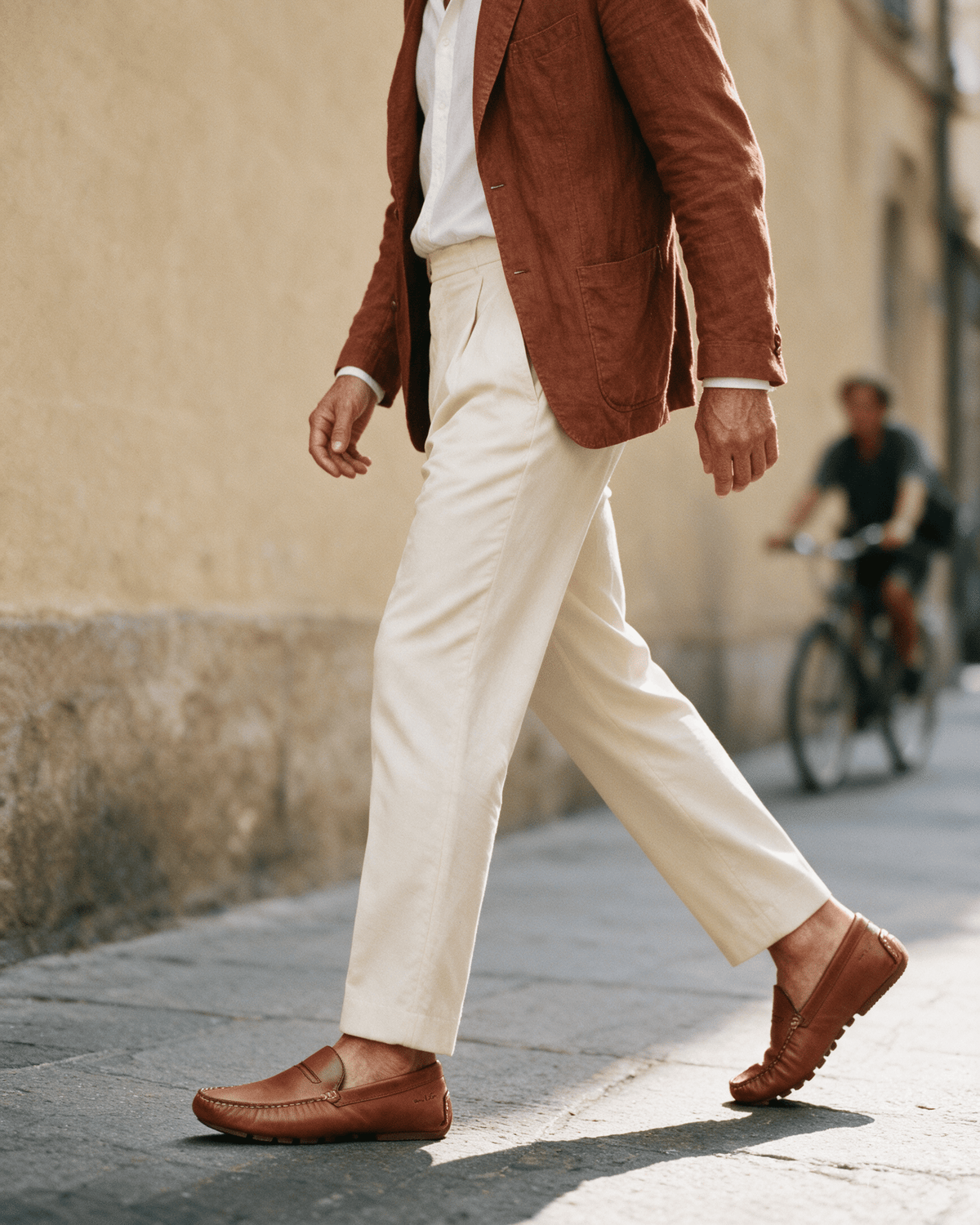 Cognac volnerf leren Mocassin – gedragen, wandelend in profiel