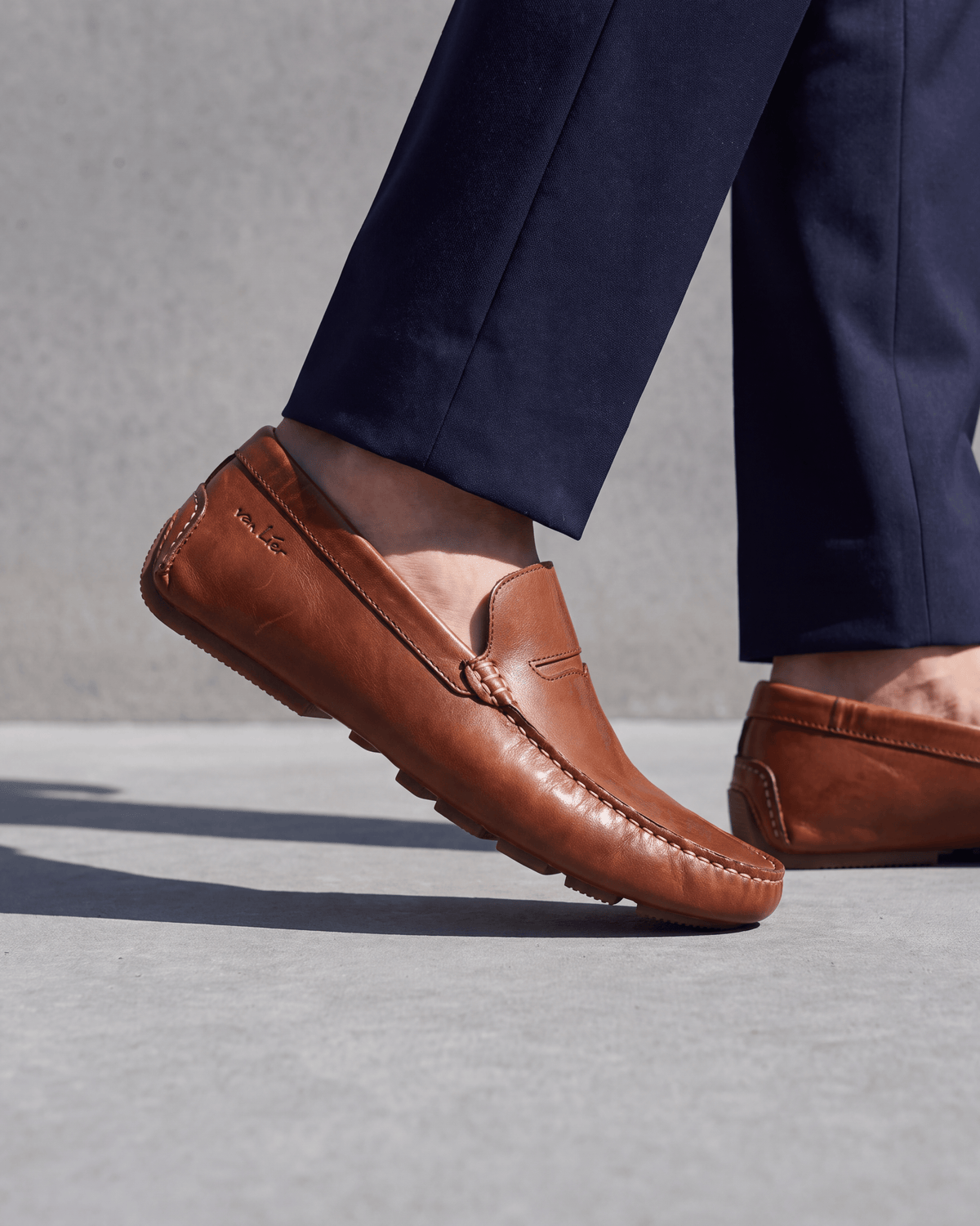 Cognac volnerf leren Mocassin – gedragen, op een betonnen vloer