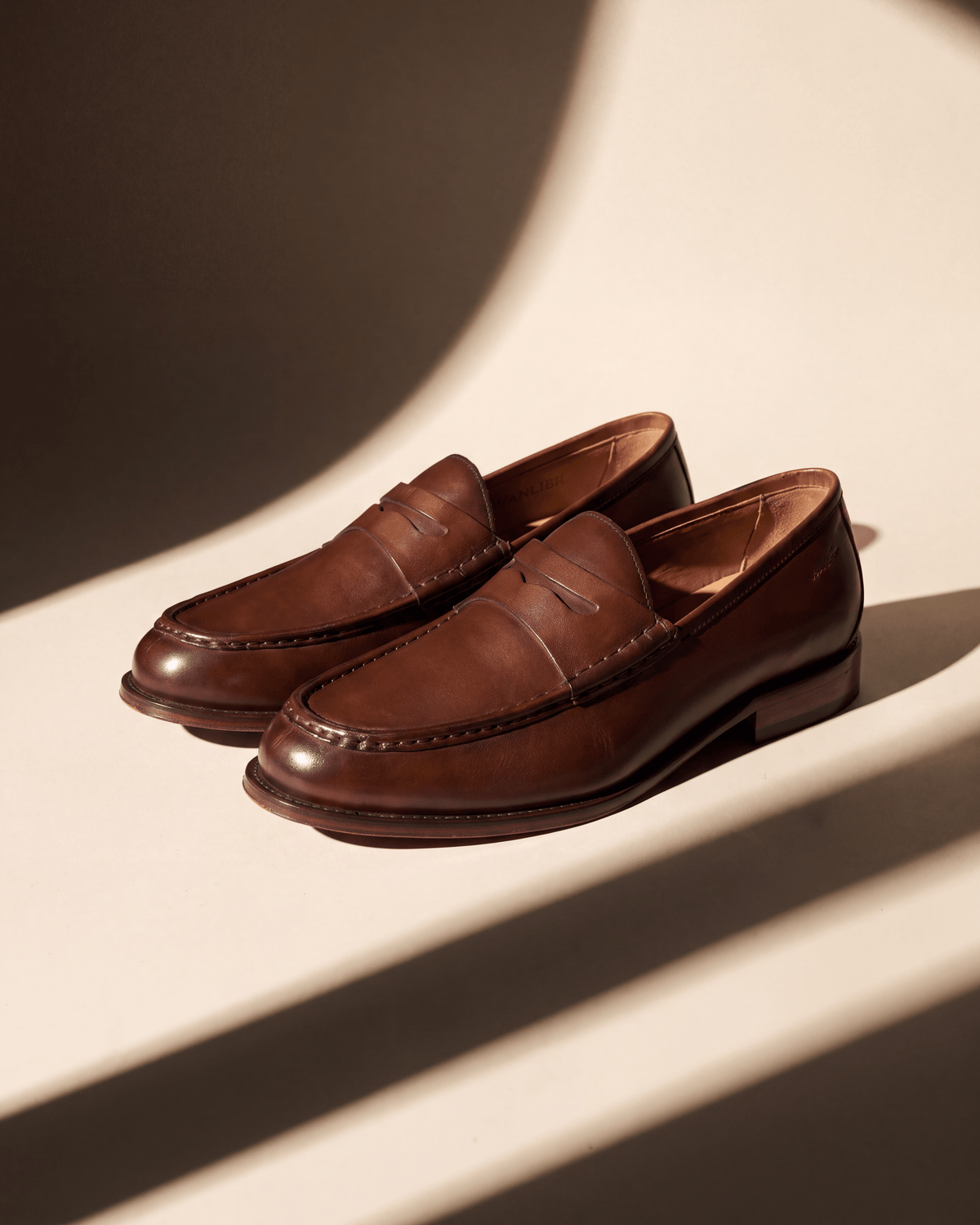 Cognac gladleren Cambridge Penny loafer – stilleven met schaduw van een raam