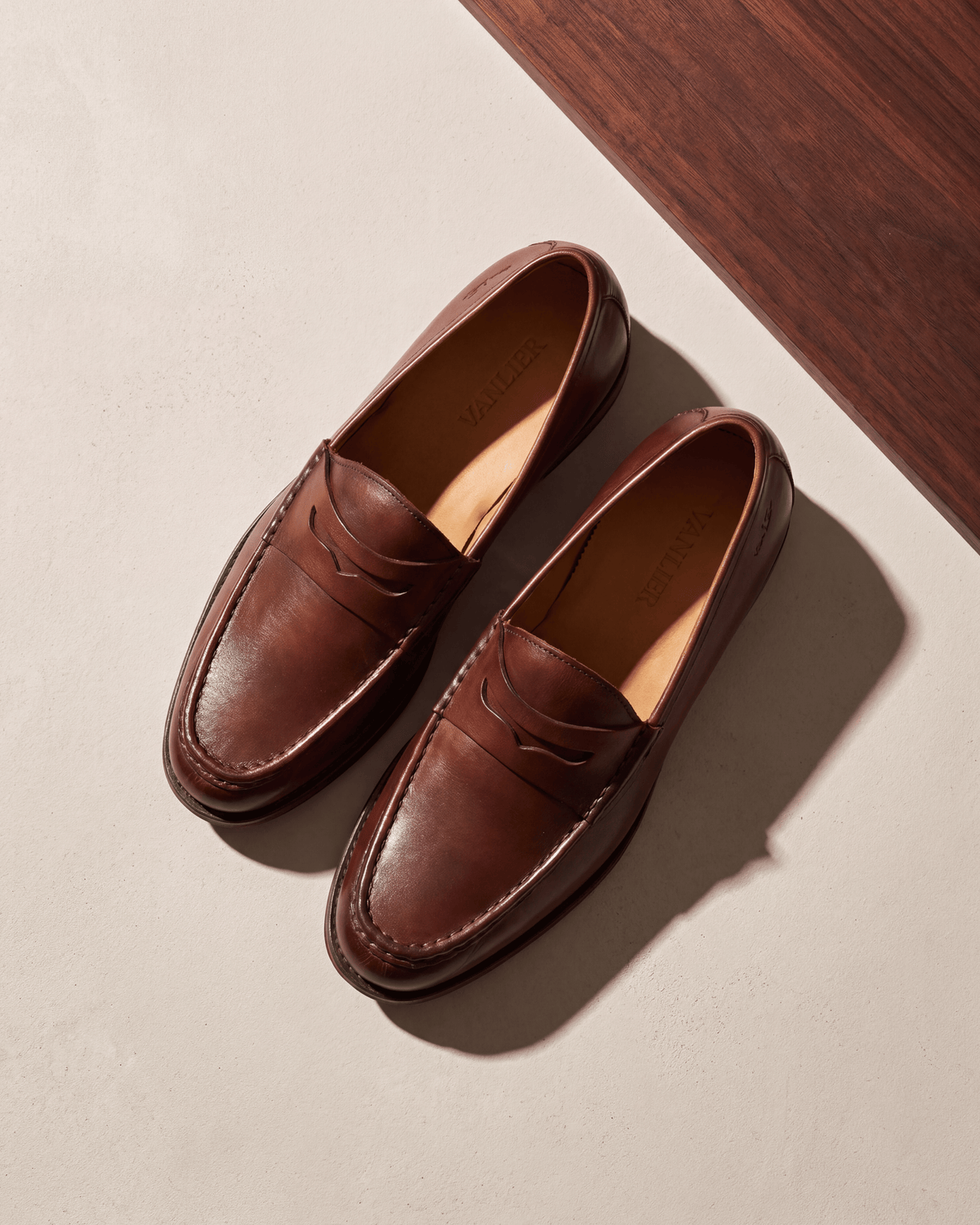 Cognac gladleren Cambridge Penny loafer – tweede compositie op hout en pleisterwerk