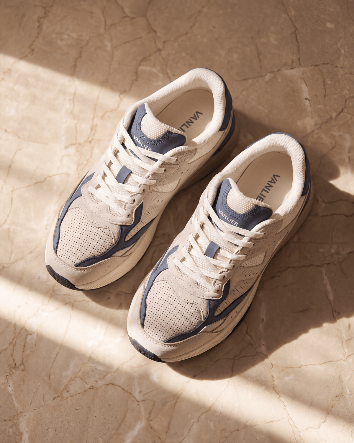 Wit lichtblauw combi Cosmos sneaker – stilleven op marmer in zonlicht