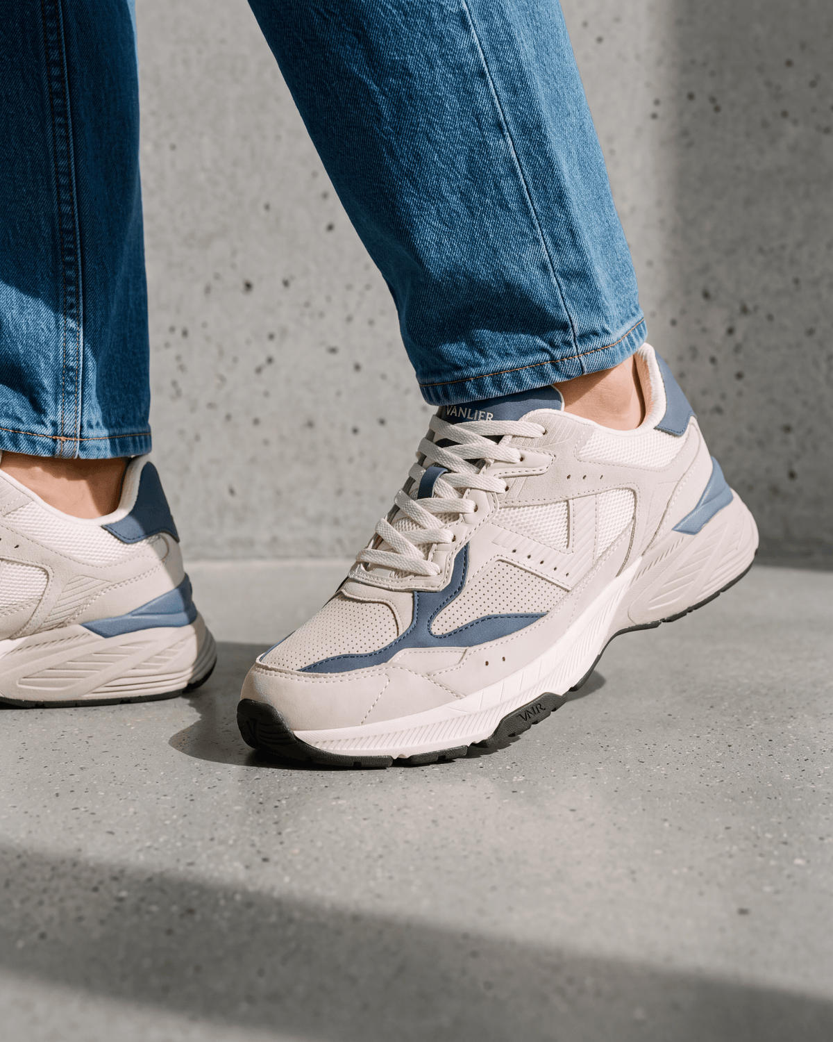 Wit lichtblauw combi Cosmos sneaker – gedragen, detail met jeans