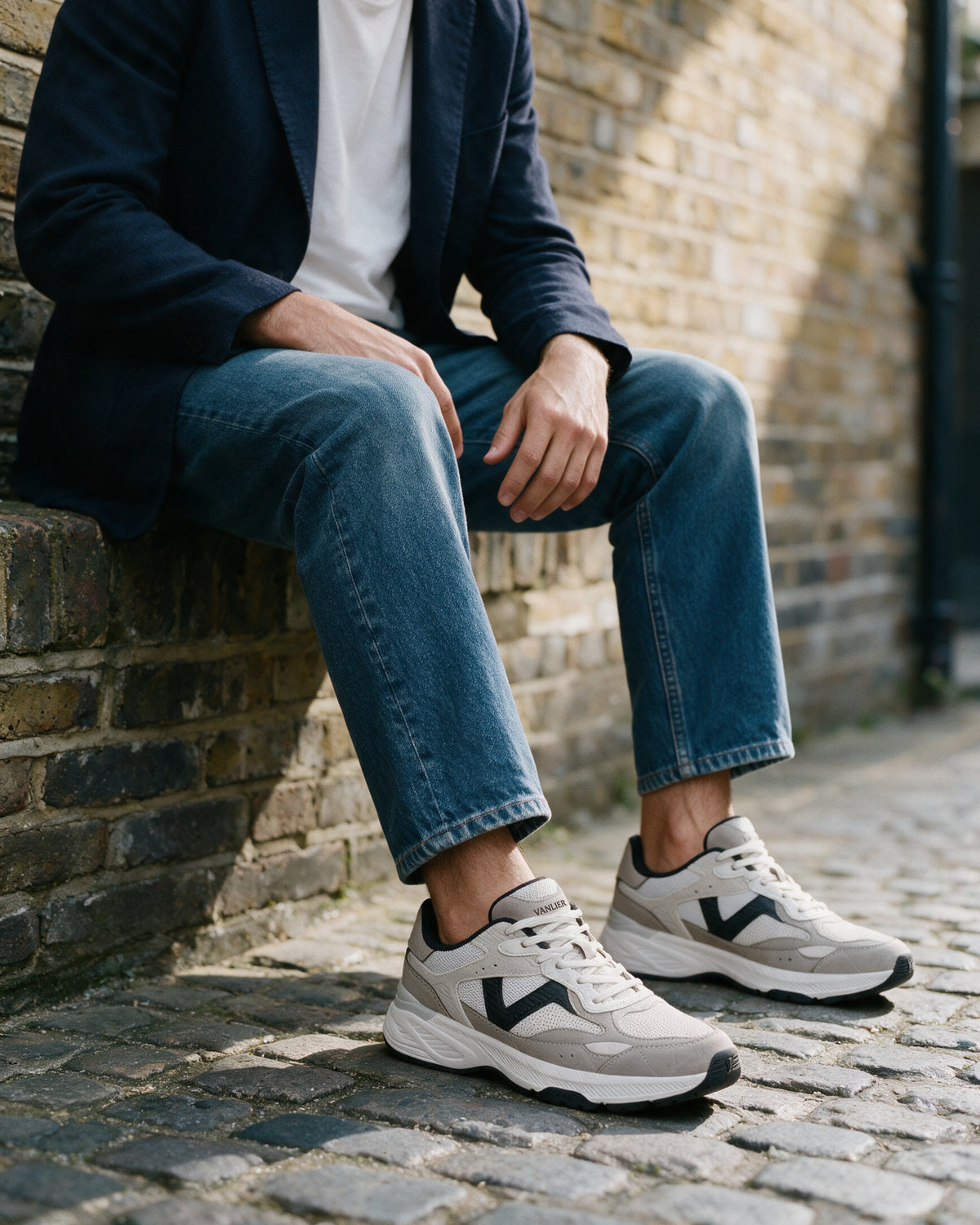 Wit zwart combi Cosmos sneaker – gedragen, zittend op de trap